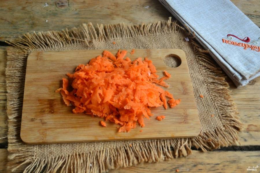 Морковь натрите на крупной терке.