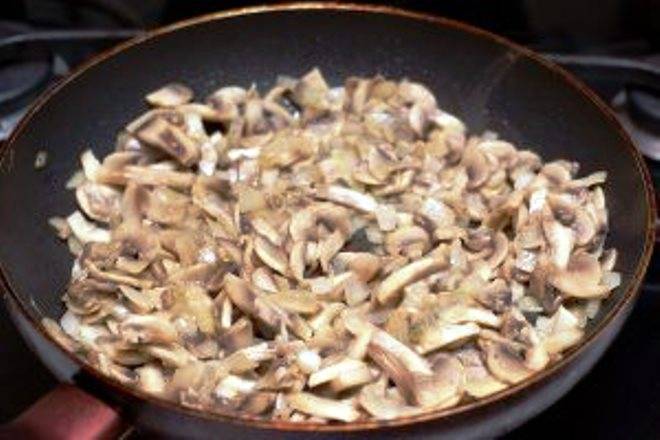 Обжарьте грибы, когда они пустят сок, добавьте лук, специи по вкусу, перемешайте и готовьте до тех пор, пока лук не станет прозрачным. 