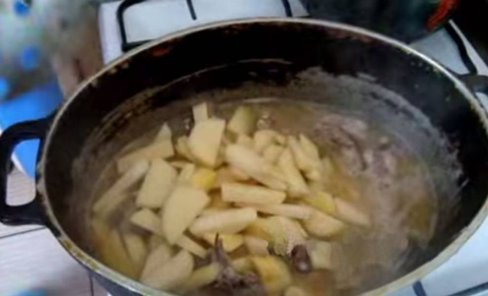 6. Добавьте нарезанный картофель и залейте кипяченой водой.