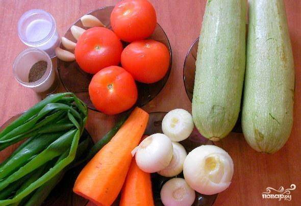 Подготовьте овощи. Лук, морковь и кабачок помойте и очистите от кожуры. Затем нарежьте все овощи кубиками или полукольцами, а морковь натрите на терке.