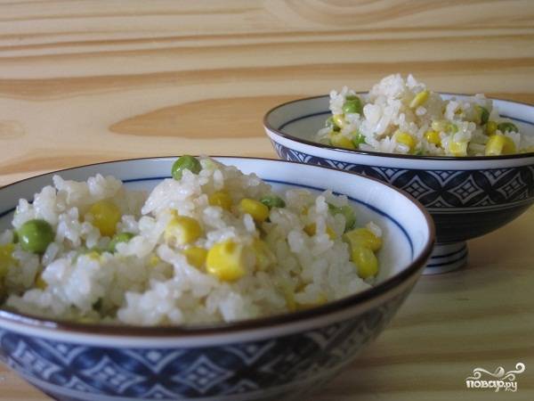Рис по-гавайски зеленым горошком, кукурузой и сладким перцем