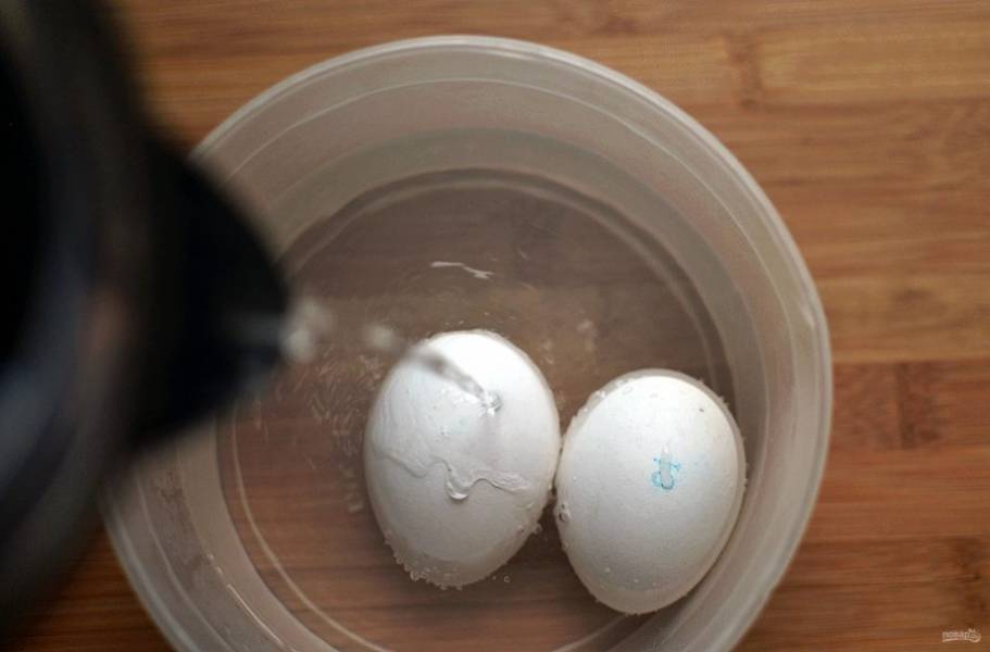 Яйца вымойте горячей водой с хозяйственным мылом. Затем вымойте раствором соды – 2 чайных ложки на стакан горячей воды. И в заключение быстро обдайте кипятком, затем сполосните холодной водой.