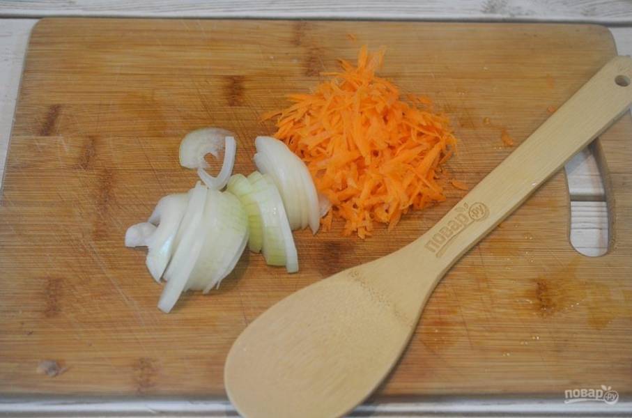 2. Лук почистите и нарежьте полукольцами, морковь очистите и натрите на терке.