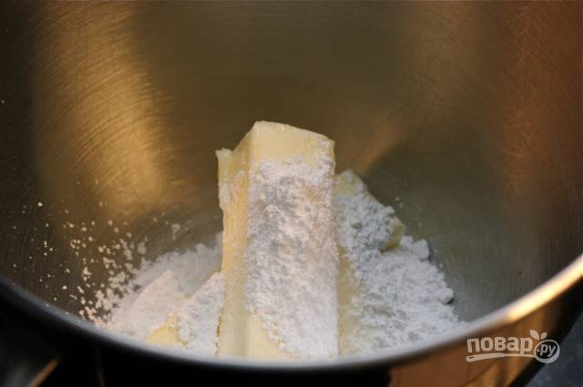 Сливочное масло смешайте с 0,5 ст. сахарной пудры.
