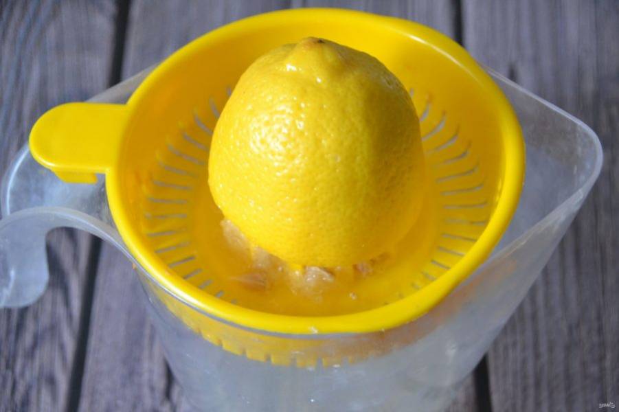 Отожмите сок половинки лимона.
