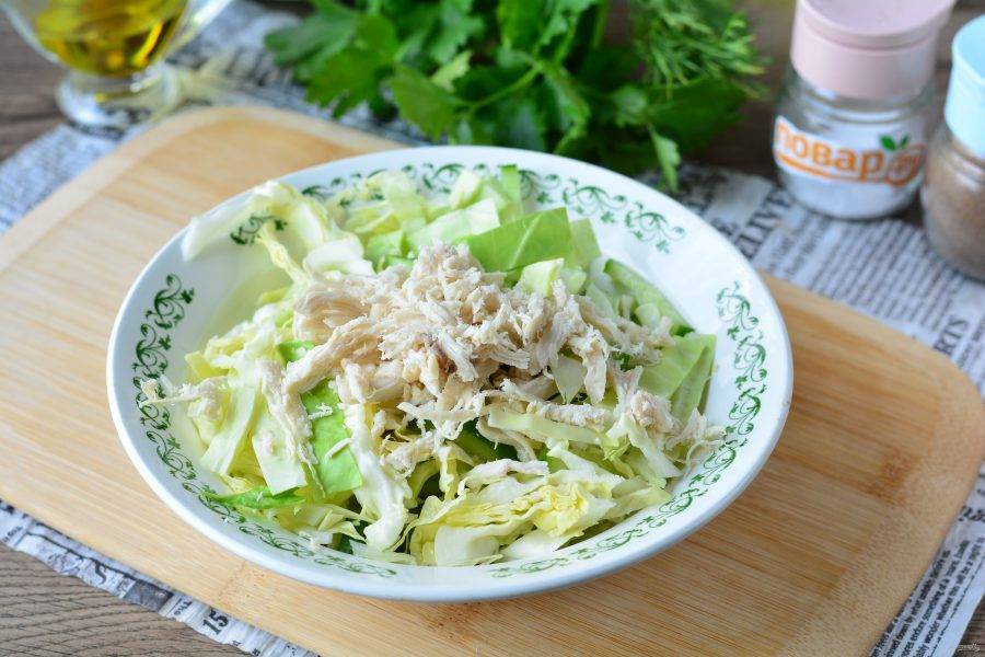 Отварное куриное филе нарежьте мелкими кусочками и всыпьте в салат.