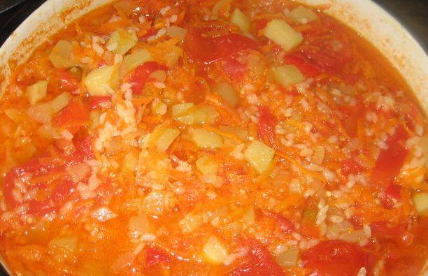 Далее мы вливаем в кастрюльку томатный сок, ставим ее на огонь. Затем добавляем нарезанный перец и варим его минут 5. Добавляем морковь и лук, замоченный рис, солим по вкусу и варим в течение 15-25 минут на медленном огне. 
