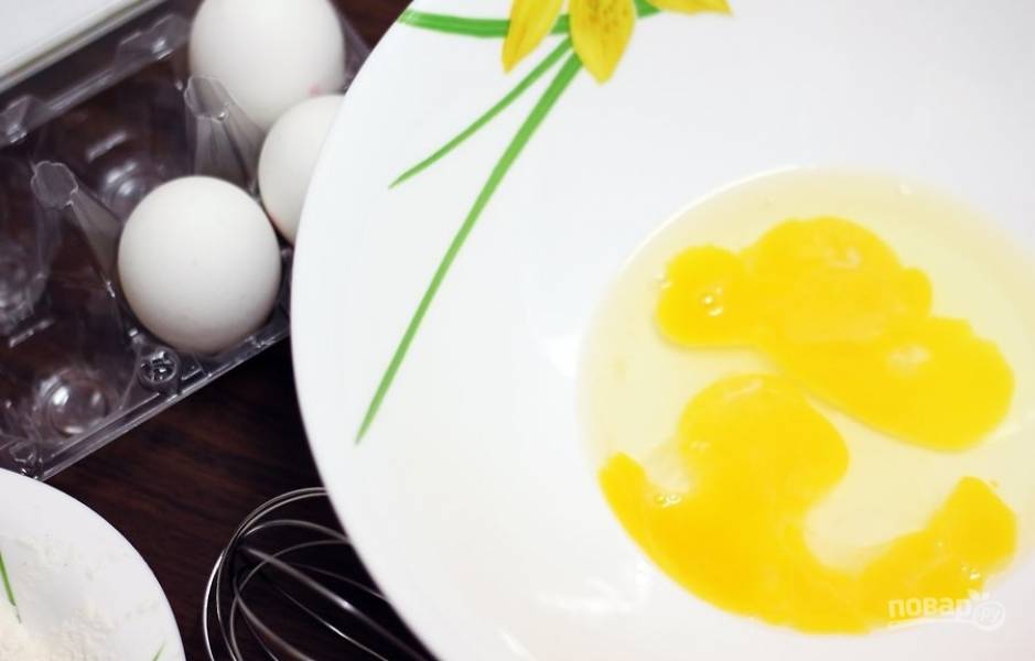 2.	В отдельную миску вбейте все куриные яйца, размешайте их немного вилкой.