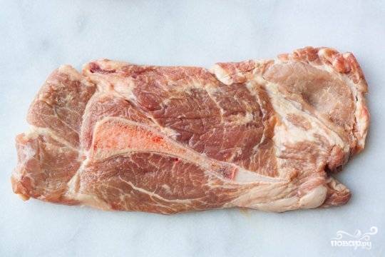 1. Мясо нарезаем порционными кусочками, немного каждый кусок отобьем, чтобы был нежнее, и натираем специями. 
