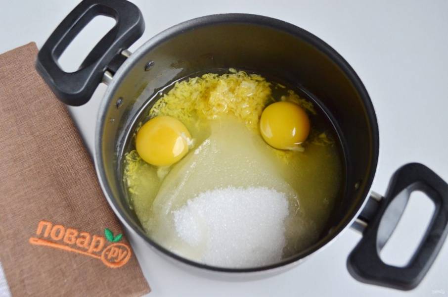 3. В кастрюльке соедините цедру, лимонный сок, сахар, яйца. Варите на медленном огне до загустения.