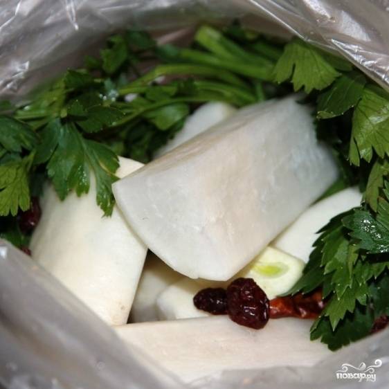 Все ингредиенты для маринада (соль, сахар, водка, апельсиновые шкурки, острый перец, куркума, сельдерей, чеснок и клюква) смешиваем в небольшой кастрюльке и доводим до кипения. Нарезанный дайкон кладем в целлофановый пакет и заливаем остуженным маринадом.