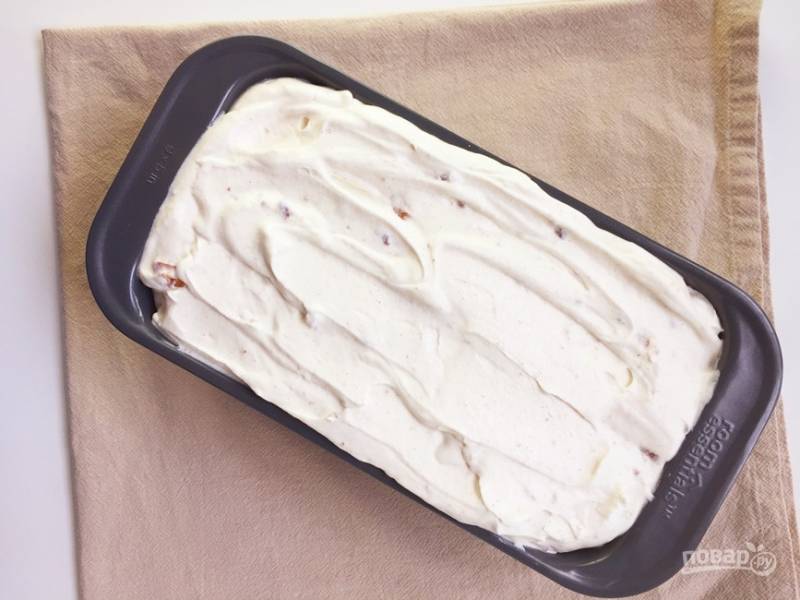Переложите будущее мороженое в форму, которую уберите в морозильник.