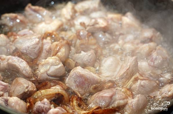 4. Если вы достаточно разогрели масло, лук поджарится довольно быстро. Следом за ним отправьте мясо (в данном случае баранина).