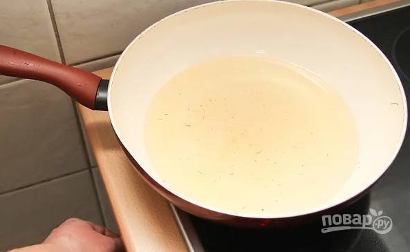 5. Тем временем, налейте масло в кастрюлю или сковороду и разогрейте. 