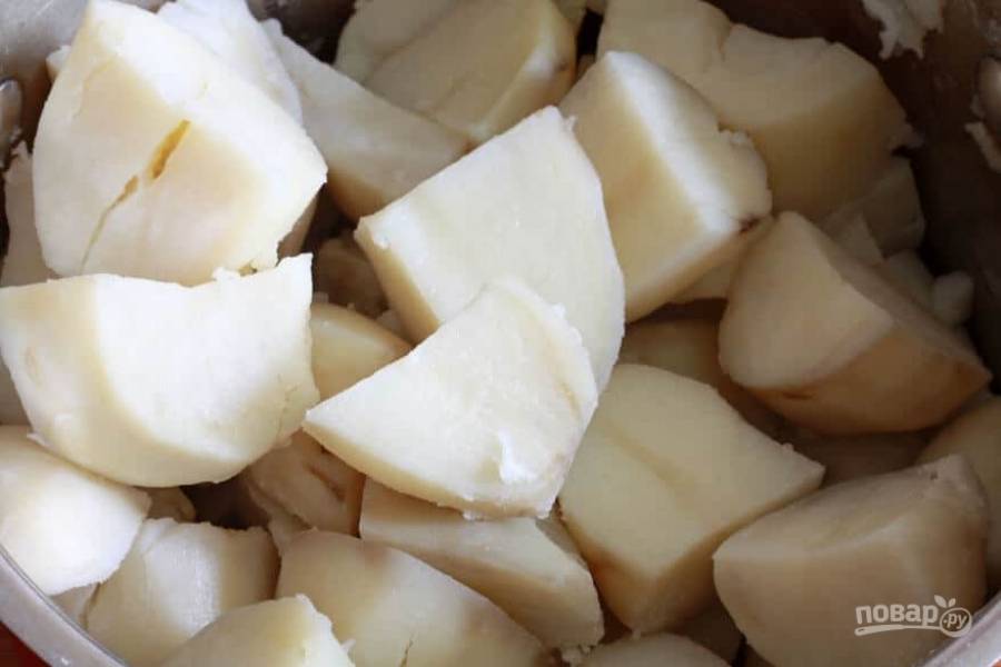 1.	Отварите картофель в кожуре (если у вас нет остатков), затем остудите его и очистите, нарежьте крупно, чтобы он скорее остыл.