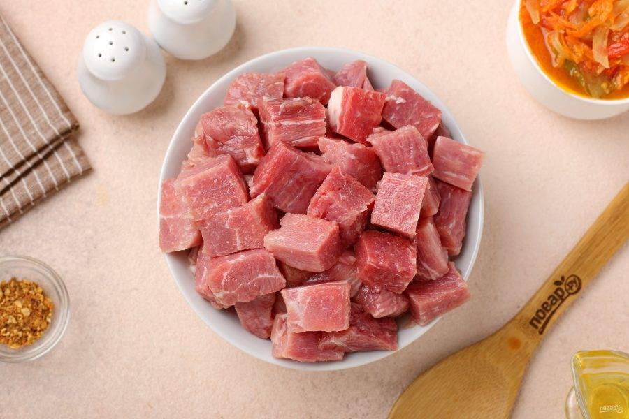 Мясо промойте, обсушите и нарежьте кубиками как для гуляша.