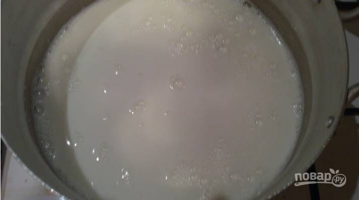 1.	Варю сливочную помадку: на плиту ставлю алюминиевую кастрюлю, вливаю в нее молоко и сахар, включаю средний огонь.
