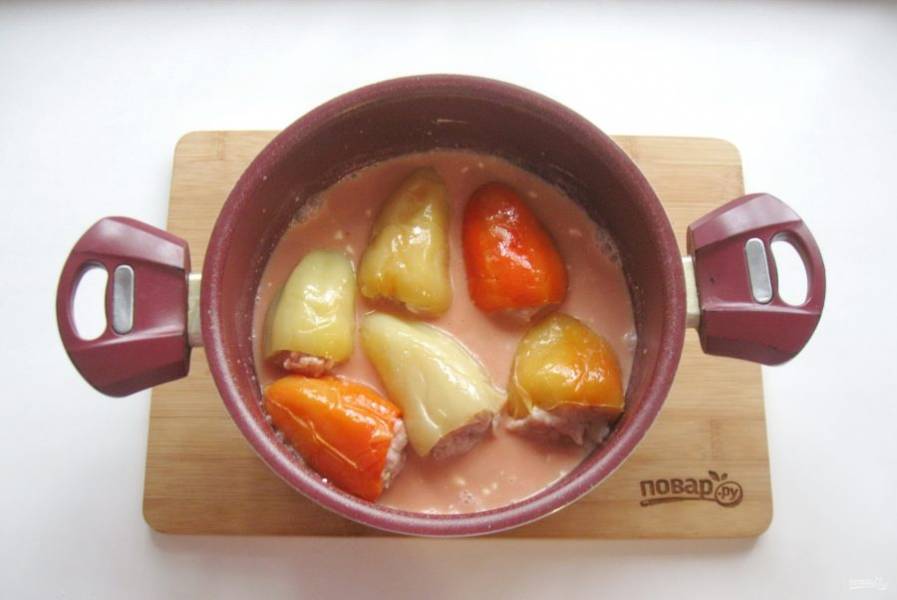 В томатно-сметанный соус выложите перцы с фаршем.