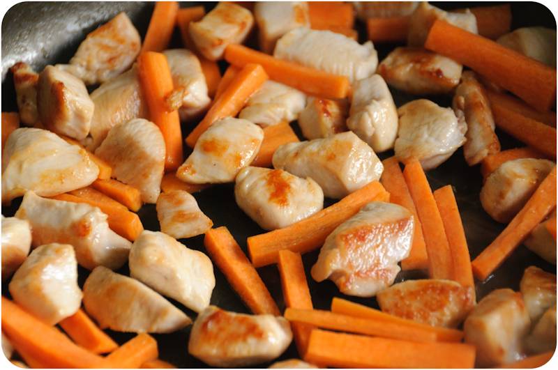 5. Вымыть, очистить и измельчить морковь. Добавить на сковороду и жарить на среднем огне до мягкости. 