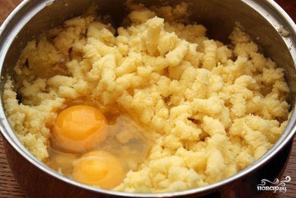 Хорошенько разминаем картофель с маслом, пока не получим однородную массу. Теперь разбиваем в кастрюлю 2 яйца, добавляем 2 столовые ложки муки и еще раз тщательно перемешиваем. При желании можно добавить специи по вкусу или свежую зелень.
