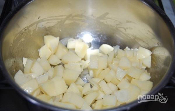 Добавьте картофель, нарезанный мелкими кубиками, и обжаривайте все вместе 2 минуты.
