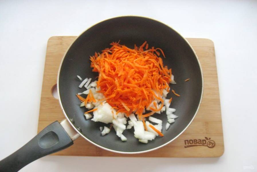 Морковь очистите, помойте и натрите на терке. Добавьте к луку.
