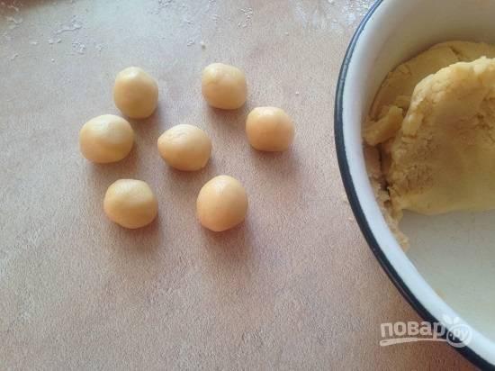 6. Из теста формируем небольшие шарики, по размеру они немного меньше грецкого ореха.