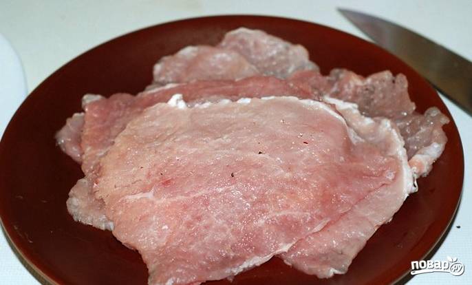 Первым делом займемся мясом. Его нужно нарезать тонкими пластами и хорошенько отбить с обеих сторон кухонным молоточком.