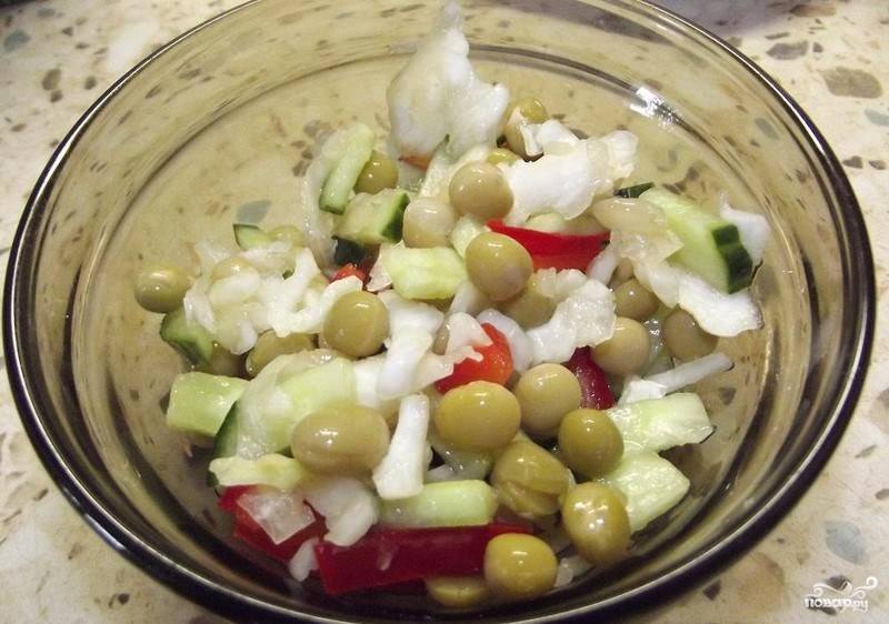 Рецепт Салат из капусты с зеленым горошком. Калорийность, химический состав и пищевая ценность.