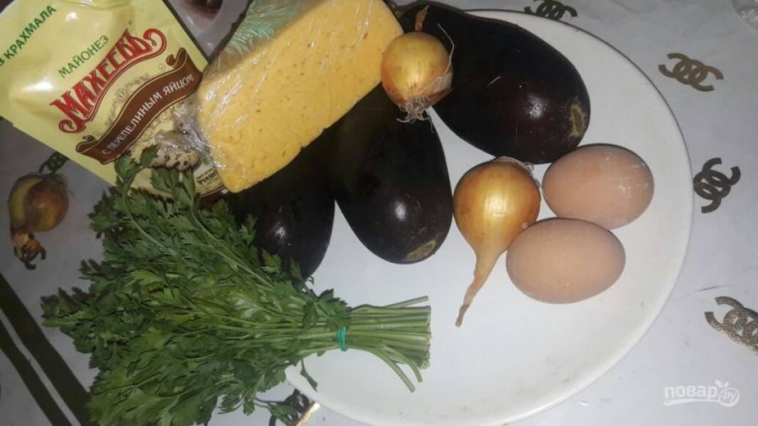 Яйца сварить, баклажаны нарезать небольшими кусочками залить водой, чтобы удалить горечь. Лук нарезать полукольцами и замариновать в уксусе.