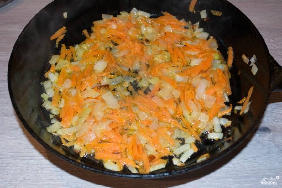 На растительном масле обжарьте лук, позднее добавьте морковь. Пассеруйте все вместе до мягкости. 