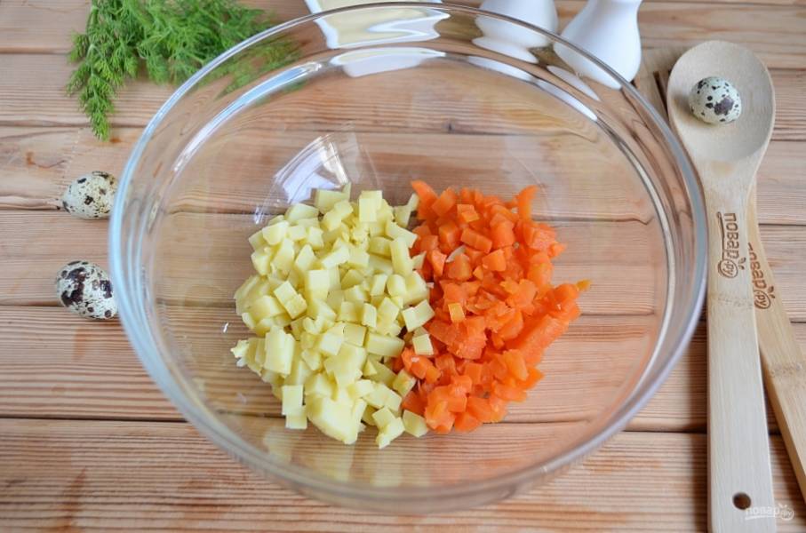 Картофель и морковь порежьте кубиками, сложите в глубокий салатник.