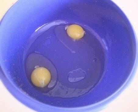 Разбиваем яйца в небольшую посудину.