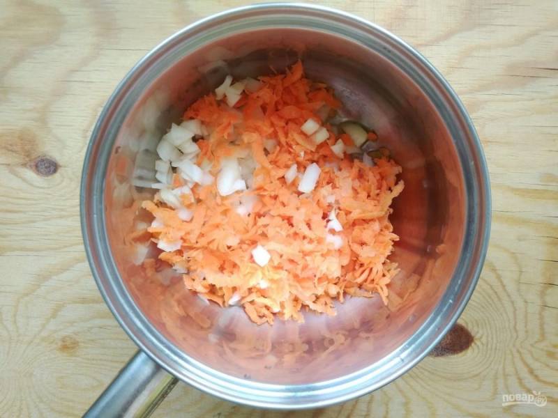 5. В кастрюле разогрейте оба вида масла. Выложите лук с морковью. Параллельно доведите до кипения воду.