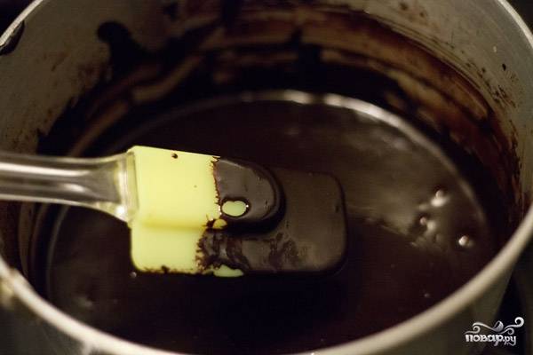 3. Теперь сделаем глазурь: растопим масло, добавим сгущенку, лимонный сок и какао-порошок. Этой глазурью поливаем сверху кекс. 