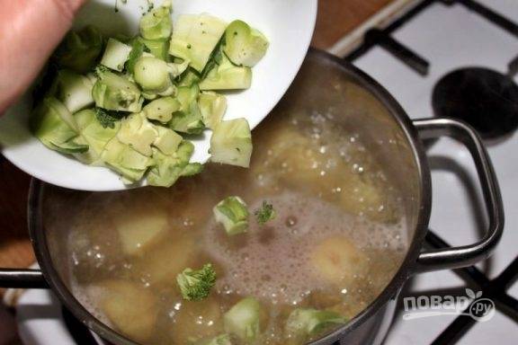 Картофель чистим и ставим вариться в подсоленной воде. Доводим до кипения и добавляем мелко порезанную толстую часть от брокколи. Варим минут 10.