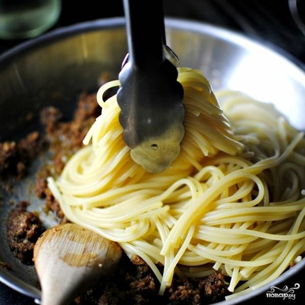 Добавляем отваренные до готовности спагетти.