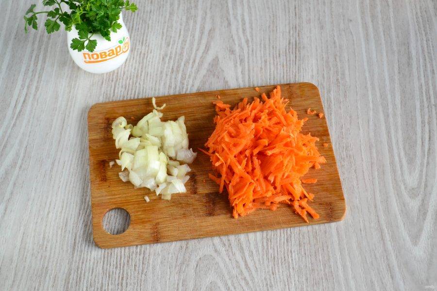 Морковь натрите на крупной терке, а лук нарежьте мелким кубиком. 
