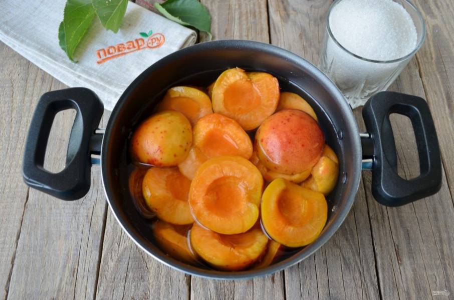 Сложите половинки абрикосов в антипригарную кастрюлю или таз с толстым дном, залейте водой так, чтобы только покрыло, не больше! Варите до мягкости фруктов, не более 10 минут.