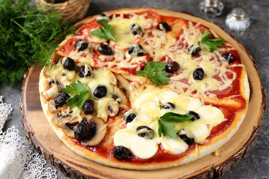 При подаче пиццу можно посыпать свежей зеленью, она придаст особенный аромат и вкус. 