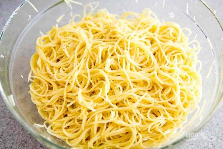 5.	Готовые спагетти откиньте на сито, промойте их холодной водой. Переложите спагетти в миску, добавьте к ним 2 столовые ложки оливкового масла, 2 взбитых яйца и перемешайте.