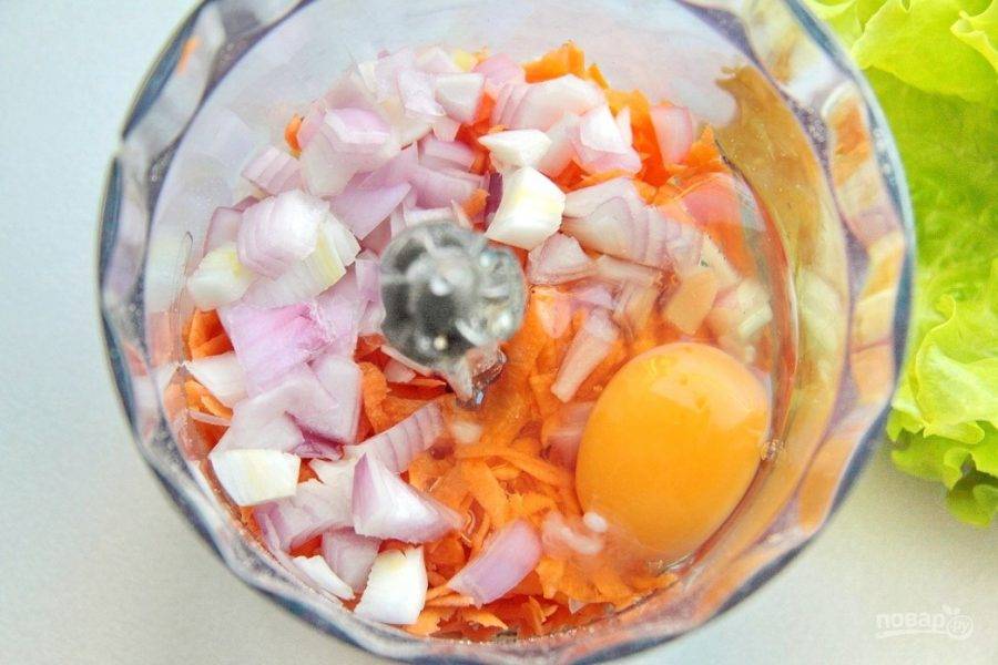 Добавьте тертую морковь, нарезанную кубиками луковицу, яйцо и оливковое масло.