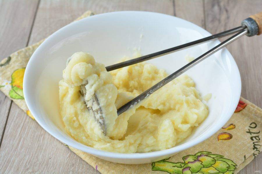 Сварите картофель в подсоленной воде, слейте жидкость, разомните в пюре с добавлением сливочного масла.