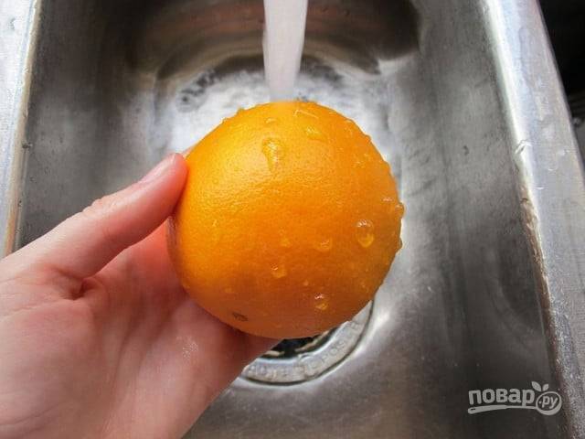 Тщательно промойте и обсушите фрукты. Разогрейте духовку до 160 градусов.