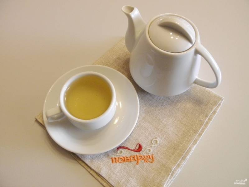 Настаивайте чай 5-7 минут. Зеленый  чай можно заварить 3-4 раза (в зависимости от сорта). Чай процедите и разлейте по чашечкам. Приятного чаепития!