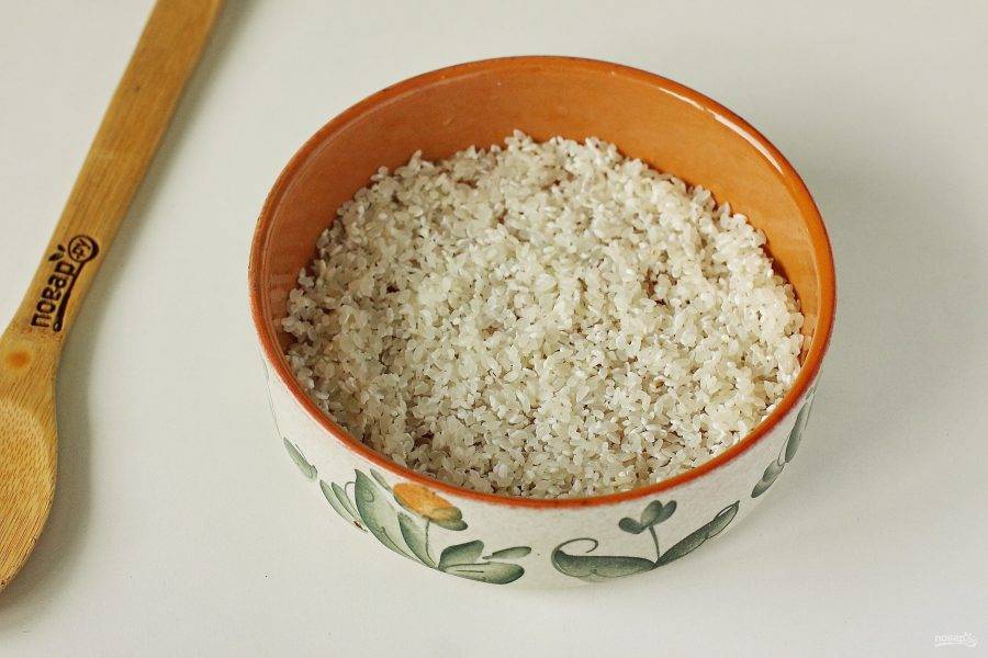 Переложите рис в горшочек или любую жаропрочную посуду, предназначенную для приготовления в духовке.