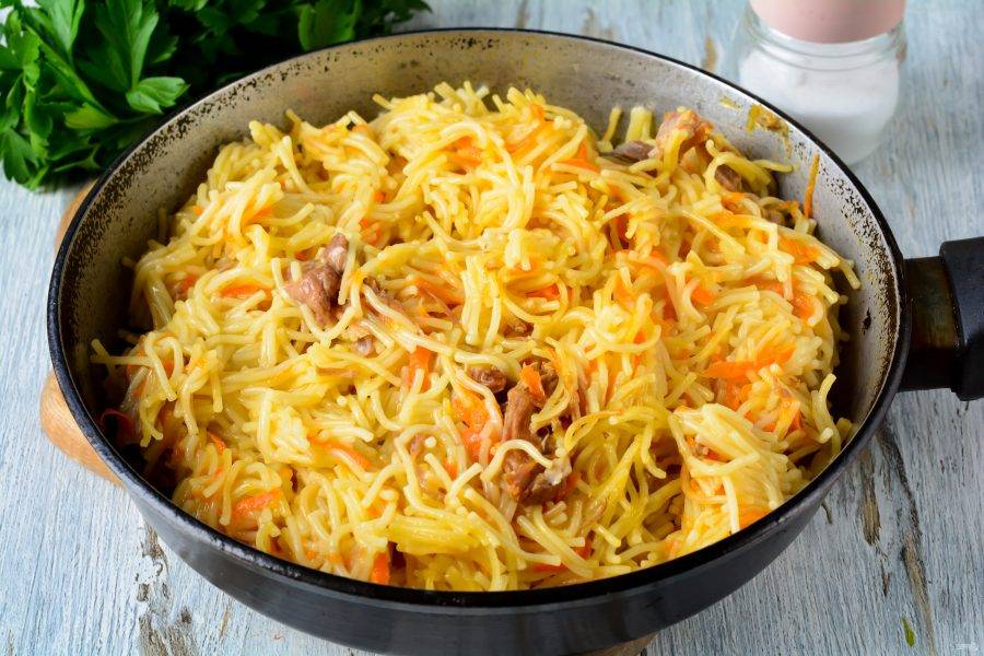 Макароны с тушенкой в сковороде – кулинарный рецепт