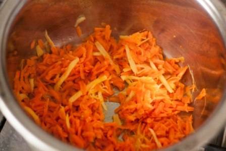 На разогретом масле обжарьте морковь и имбирь  2 минуты.
