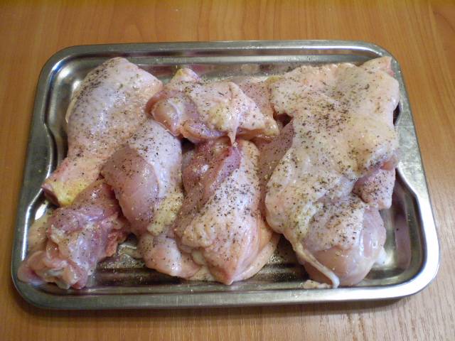 4. Приправьте курицу специями, солью и дайте отдохнуть минут 15.