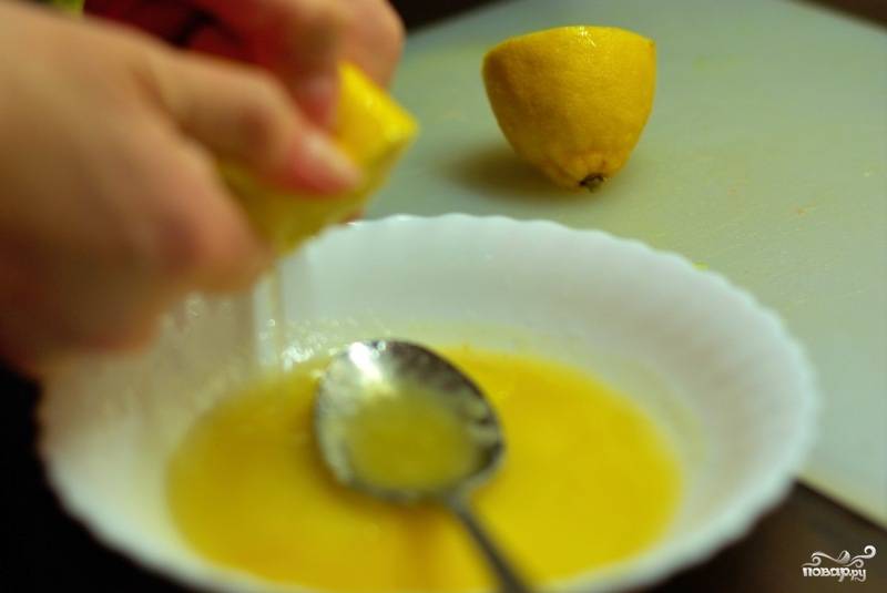 К меду наливаем оливковое масло и выдавливаем сок лимона, добавляем по вкусу соль, приправы.
